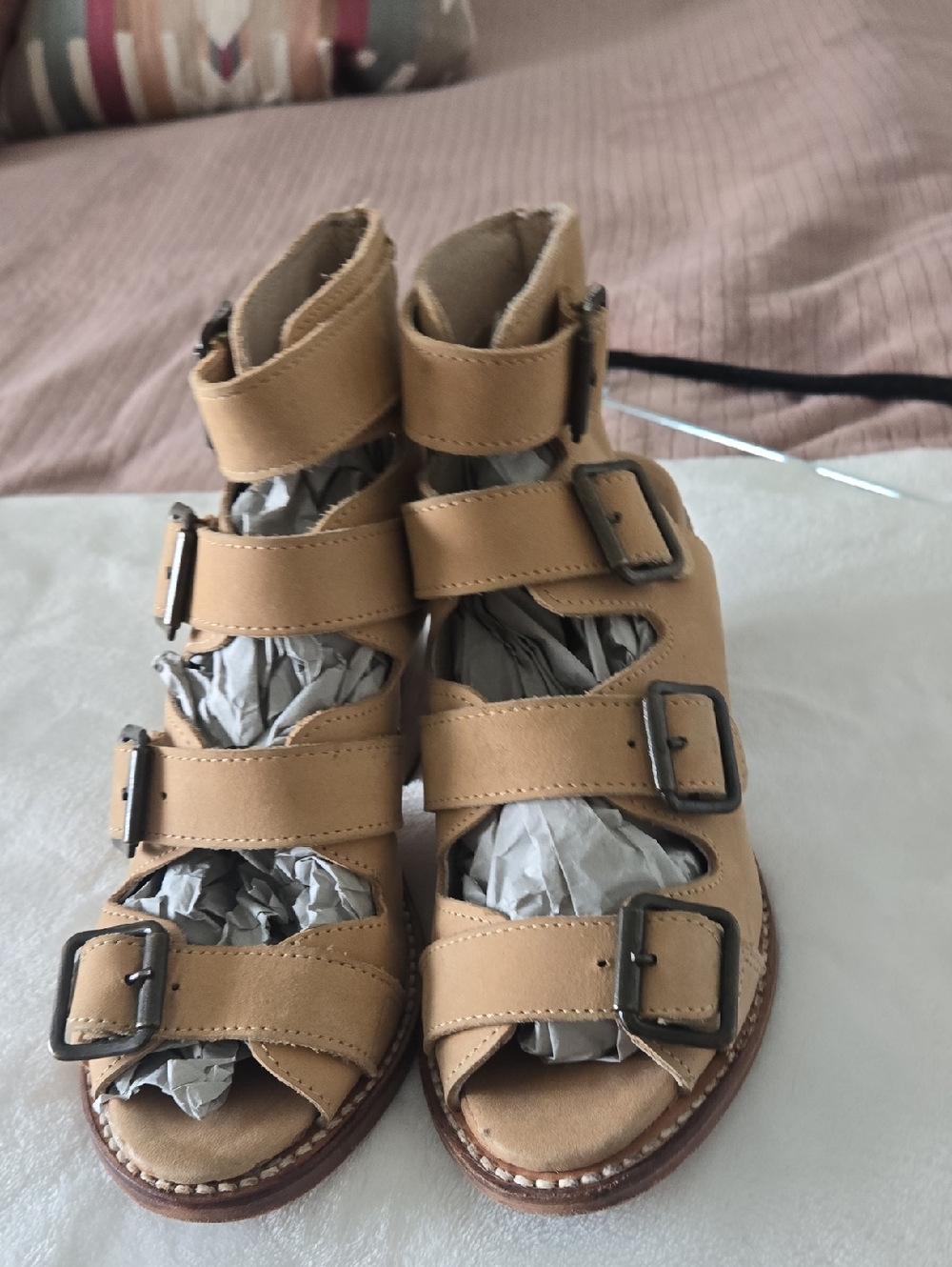 FREEBIRD 6 QUAIL Tan Strappy Buckle Sandals